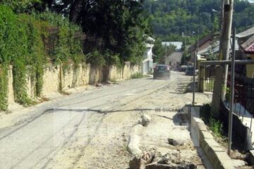 Strada Mirăuți e circulabilă doar pe un sens de mers, restul fiind distrus de lucrarile ISPA