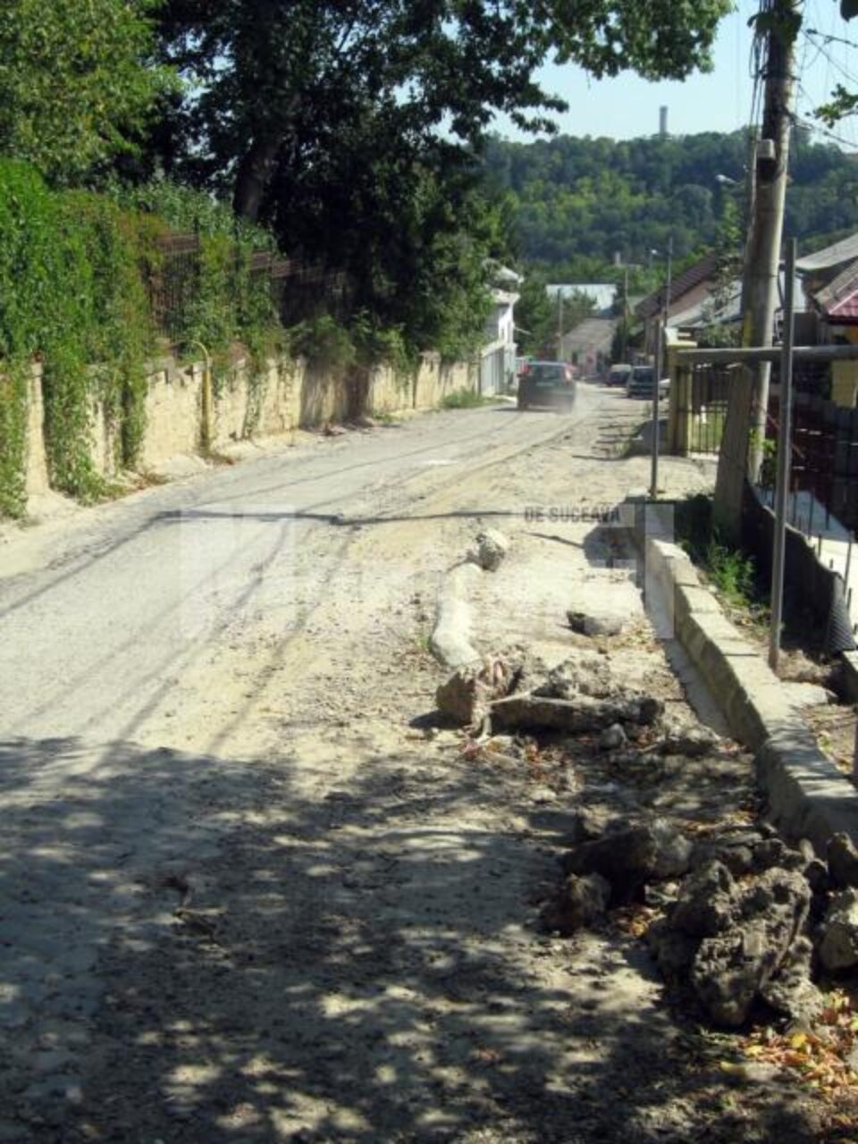 Strada Mirăuți e circulabilă doar pe un sens de mers, restul fiind distrus de lucrarile ISPA