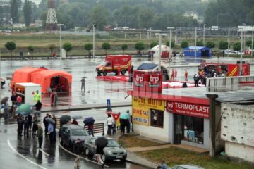 Se montează corturile de prim ajutor și spitalul mobil