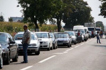 Coloane de mașini pe ambele sensuri
