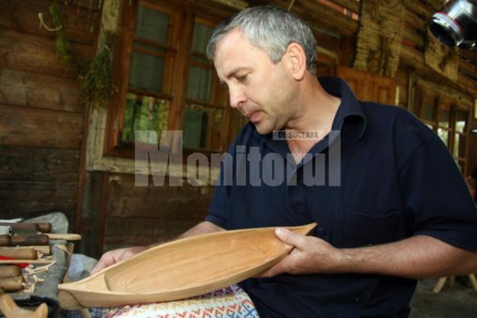 Meșterul cioplitor Ștefan Ciumașu, în tabara de la Paltinoasa, ediția 2011