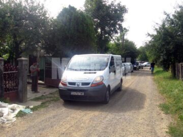 Niculai s-a intors de la serviciu. Între patru scânduri.