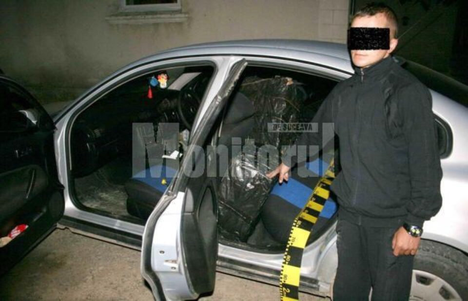 Tânărul transporta în mașină 2.990 de pachete de țigări marca Doina