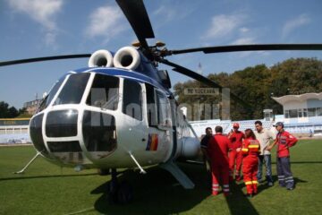 La cererea familiei, tânărul a fost transferat cu elicopterul la Spitalul Militar din București