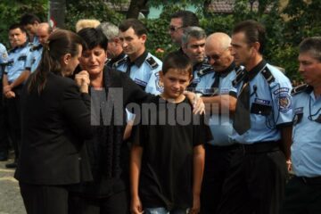 Văduva și copii lui Niculai Costeniuc, în mijlocul colegilor veniți la înmormantare