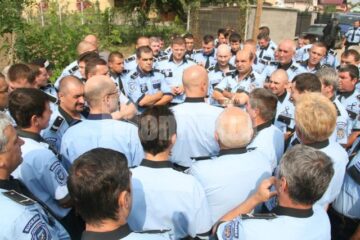 Politiștii locali veniți să-și petreacă colegul pe ultimul drum