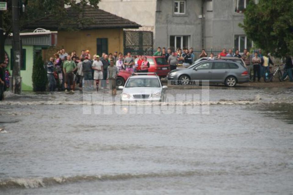 Cartierul Ițcani, inundat după o deversare, scăpată de sub control, a barajului Lipoveni