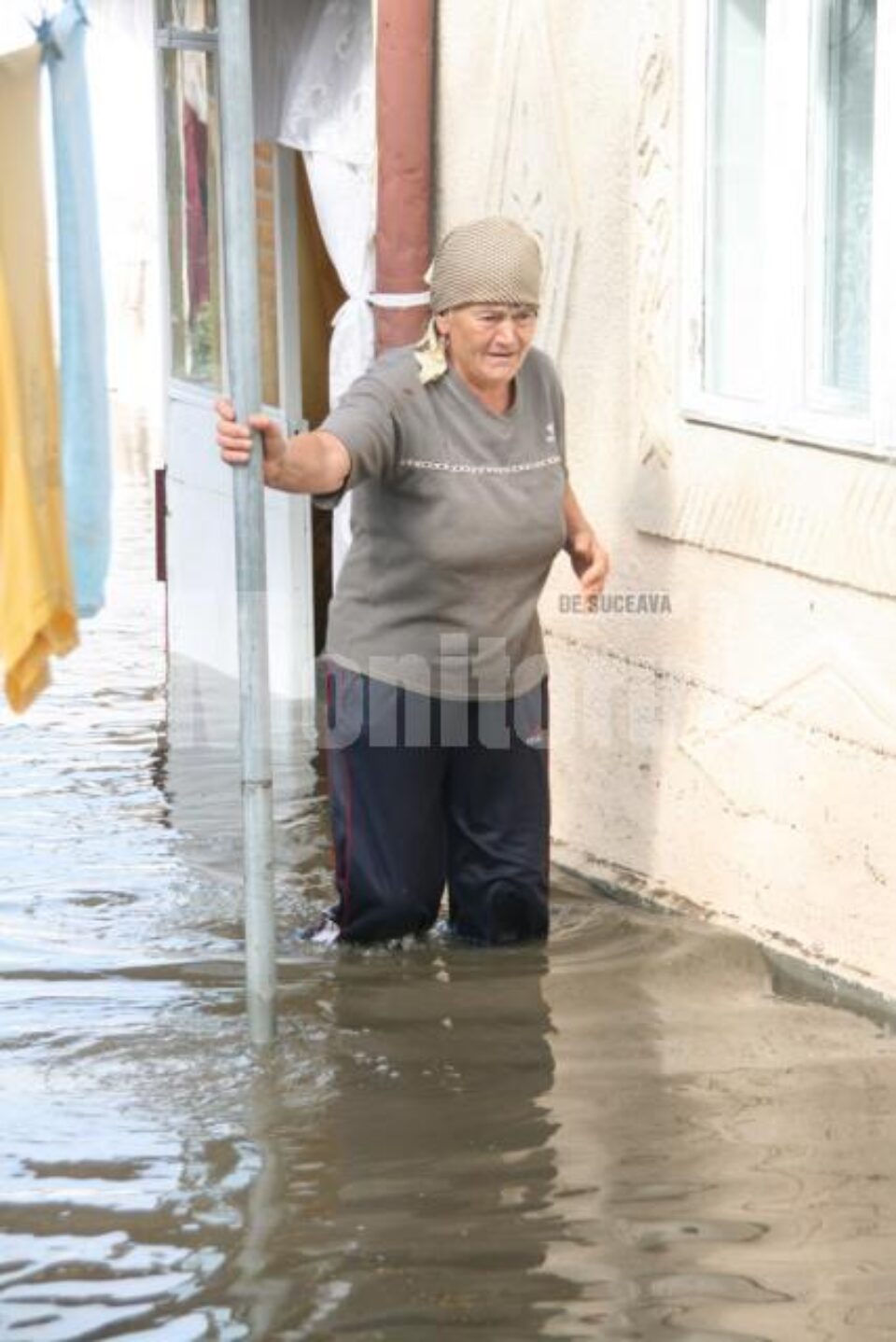 Cartierul Ițcani, inundat după o deversare, scăpată de sub control, a barajului Lipoveni