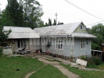 Căsuța cu două camere în care locuiește familia Șutu