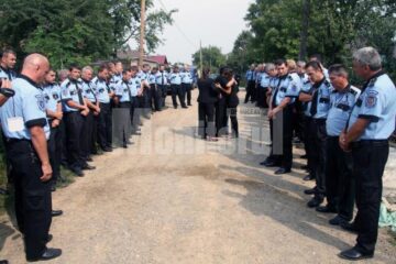 Văduva și copii lui Niculai Costeniuc, în mijlocul colegilor veniți la înmormantare
