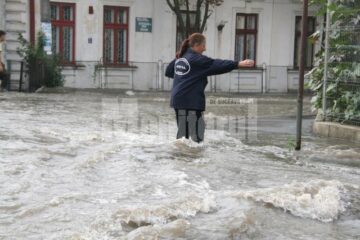 Cartierul Ițcani, inundat după o deversare, scăpată de sub control, a barajului Lipoveni