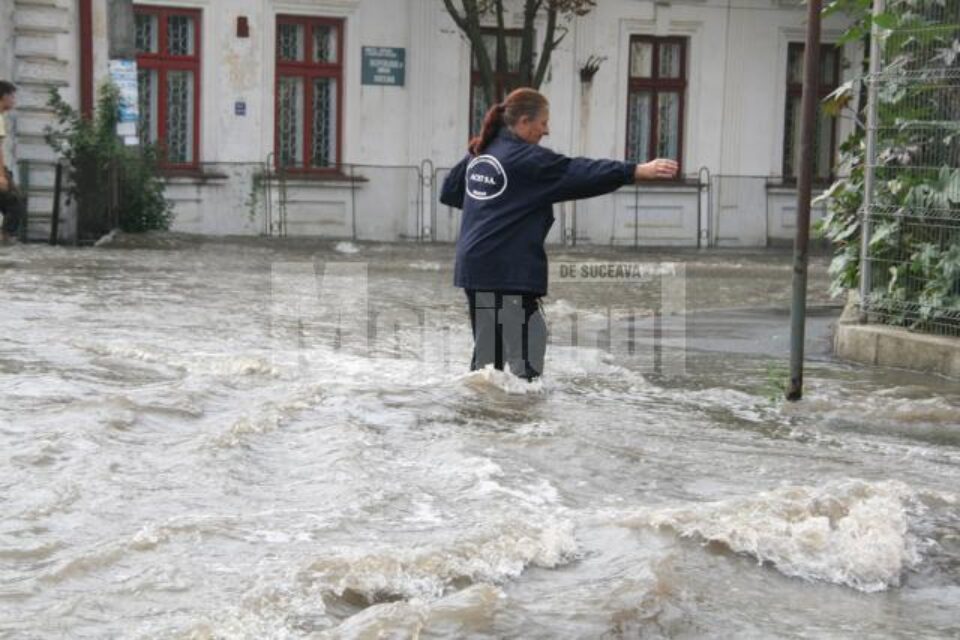 Cartierul Ițcani, inundat după o deversare, scăpată de sub control, a barajului Lipoveni