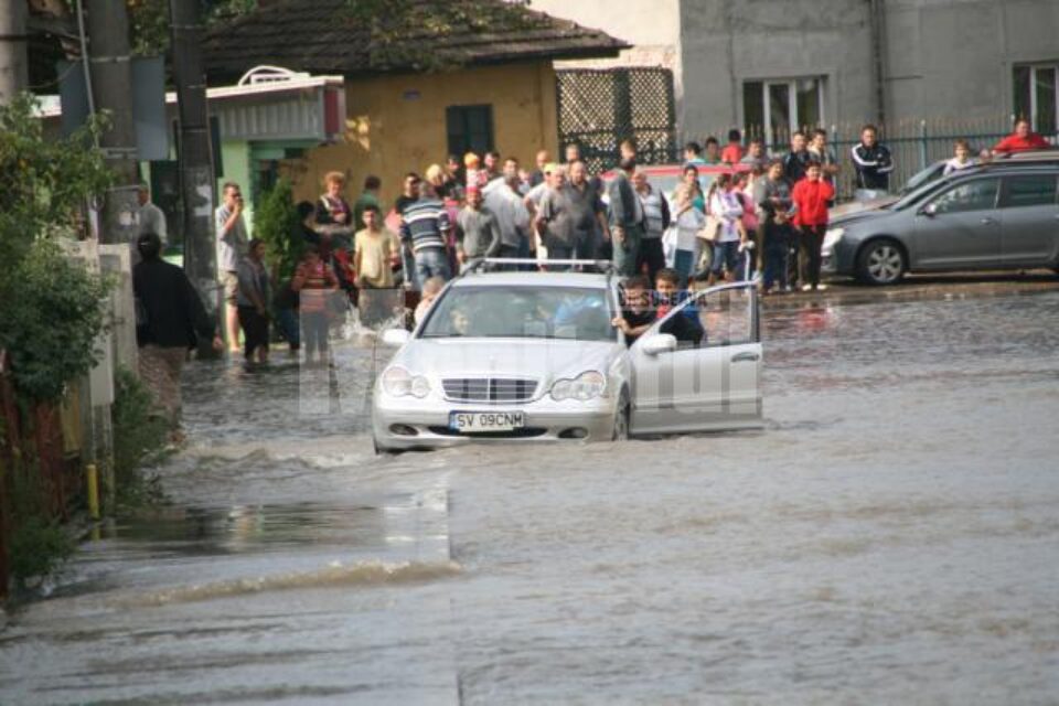 Cartierul Ițcani, inundat după o deversare, scăpată de sub control, a barajului Lipoveni