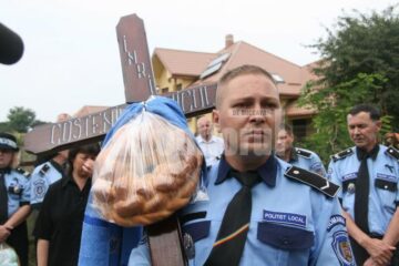 Crucea care-i stă la căpătâi, purtată spre cimitir