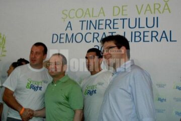 Președintele Organizației Județene de Tineret Suceava a PD-L, Lucian Harșovschi, alături de Emil Boc și alți tineri democrat-liberali