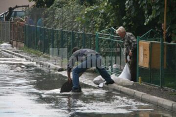 Oameni disperați că apa le-a distrus toate bunurile din casă