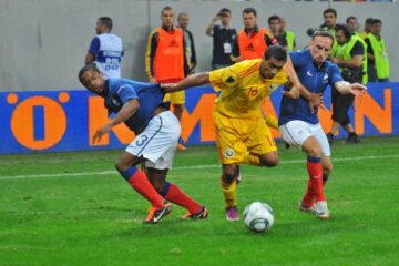 Bănel Nicoliță (centru), de la naționala României se luptă pentru balon cu Patrice Evra (stânga) și Franck Ribery (dreapta). Foto: MediaFax