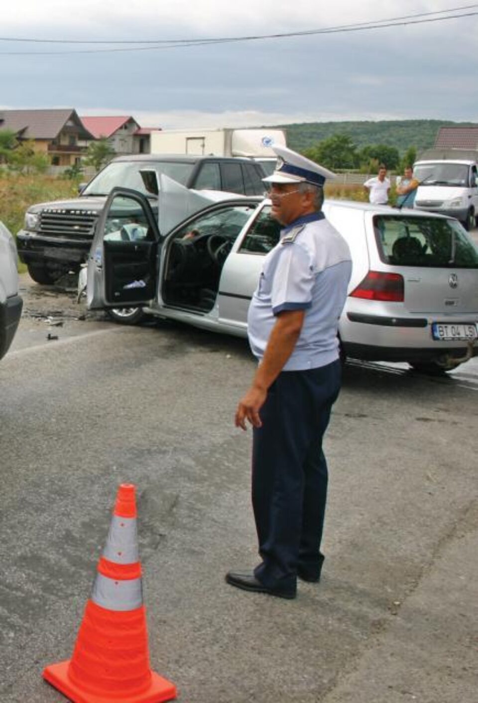 Autoturismul VW a fost proiectat pe contrasens, lovind frontal Range Rover-ul în care se aflau Jeni Mandachi și soțul său. Foto: Monitorul de Botoșani