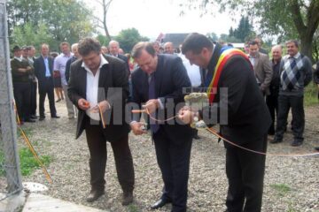 Gheorghe Flutur tăind panglica inaugurală la Stația de captare a apei din Bilca