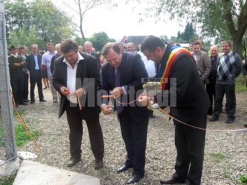Gheorghe Flutur tăind panglica inaugurală la Stația de captare a apei din Bilca