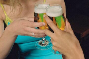 Consumul de alcool cu măsură în decursul săptămânii este mai bun pentru sănătate decât consumul excesiv de alcool în weekend. Foto: ZEFA