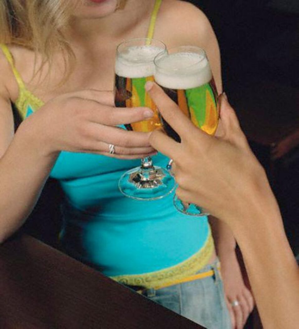 Consumul de alcool cu măsură în decursul săptămânii este mai bun pentru sănătate decât consumul excesiv de alcool în weekend. Foto: ZEFA