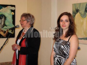 Elvira Romaniuc, directorul muzeului din Gura Humorului, și Oana-Cristina Bedrulea