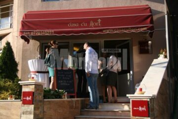 Bun venit printre flori și îngeri, la Casa cu flori!