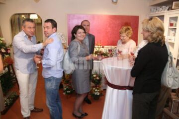 Bun venit printre flori și îngeri, la Casa cu flori!