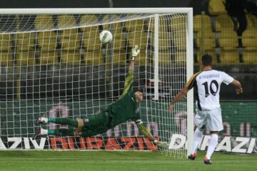 Portarul echipei Steaua, Ciprian Tătărușanu, în meciul cu Gaz Metan Mediaș. Foto: MediaFax