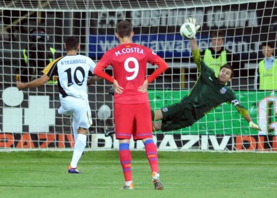 Thaer Fayez Bawab (stânga), de la Gaz Metan Mediaș, marchează un gol din penalty în poarta portarului stelist Ciprian Tătărușanu (dreapta). Foto: MediaFax