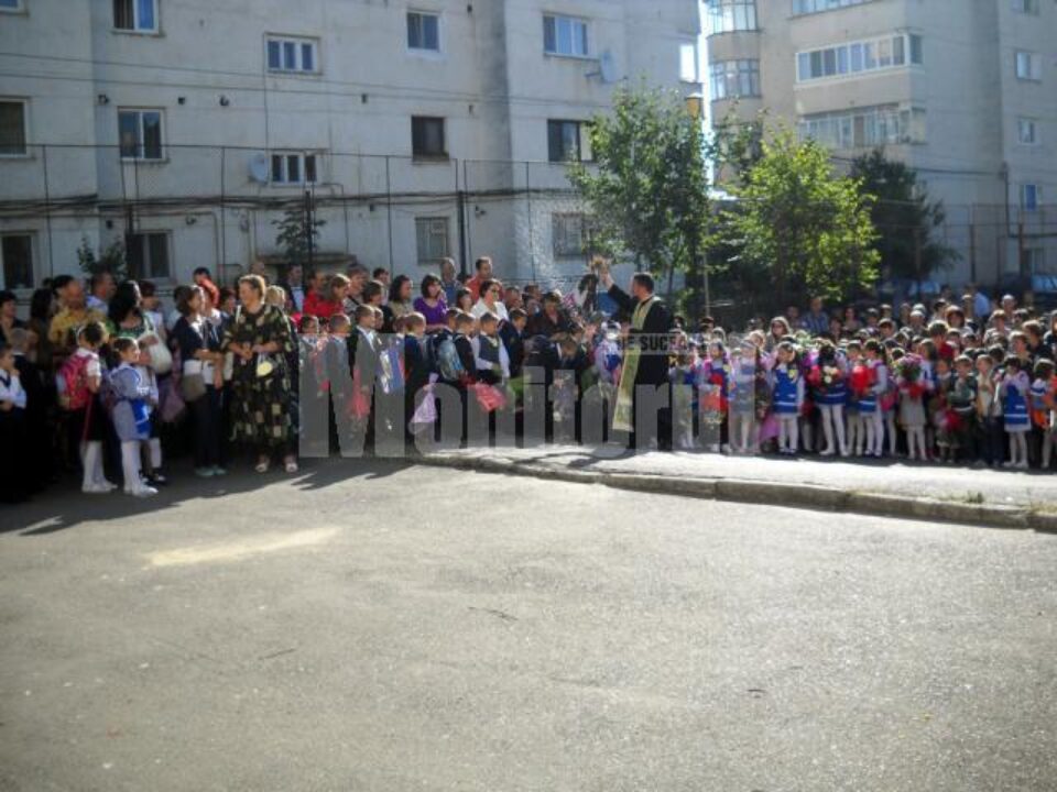 Emoții mari, în prima zi de școală, și pentru bobocii din fălticeni