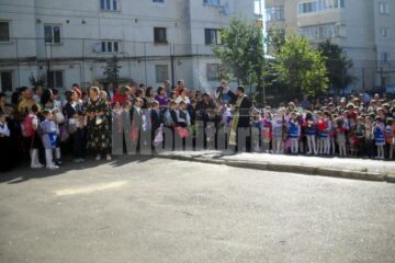 Emoții mari, în prima zi de școală, și pentru bobocii din fălticeni