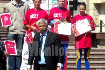 Antrenorul Silviu Casandra, alături de fetele de „aur” Ioana Agapi, Alina Claudia Onofrei și Iulia Coșarcă