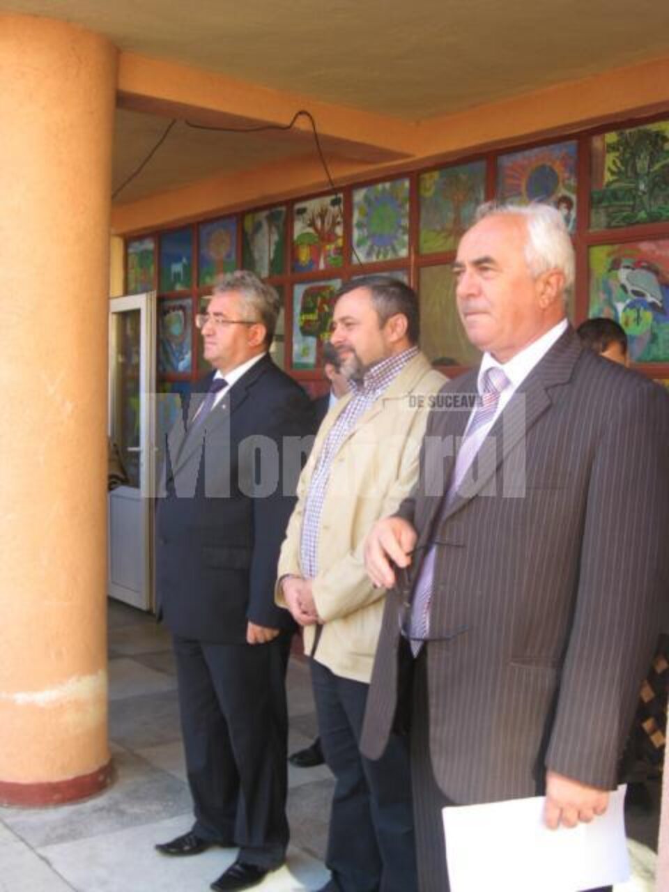 Primarul Ioan Lungu, însoțit de deputatul Ioan Bălan, ia cuvântul la deschiderea de an școlar la Sc. Ion Creangă