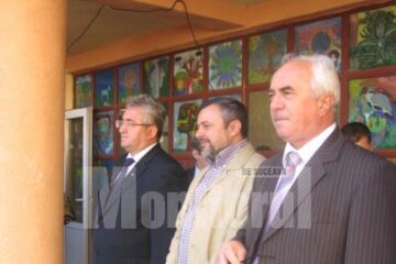 Primarul Ioan Lungu, însoțit de deputatul Ioan Bălan, ia cuvântul la deschiderea de an școlar la Sc. Ion Creangă
