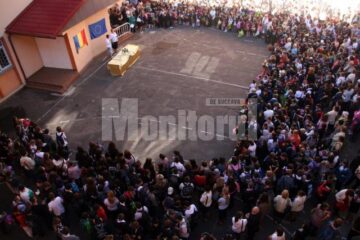 Mare de elevi și de părinți la deschiderea anului școlar de la Școala Generală Nr. 1 Suceava