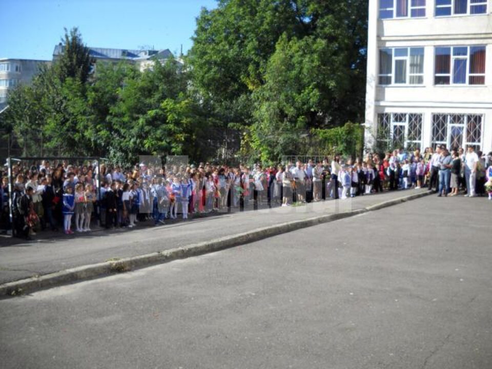 Emoții mari, în prima zi de școală, și pentru bobocii din fălticeni
