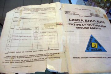 Manual primit de la școală de o elevă din clasa a V-a