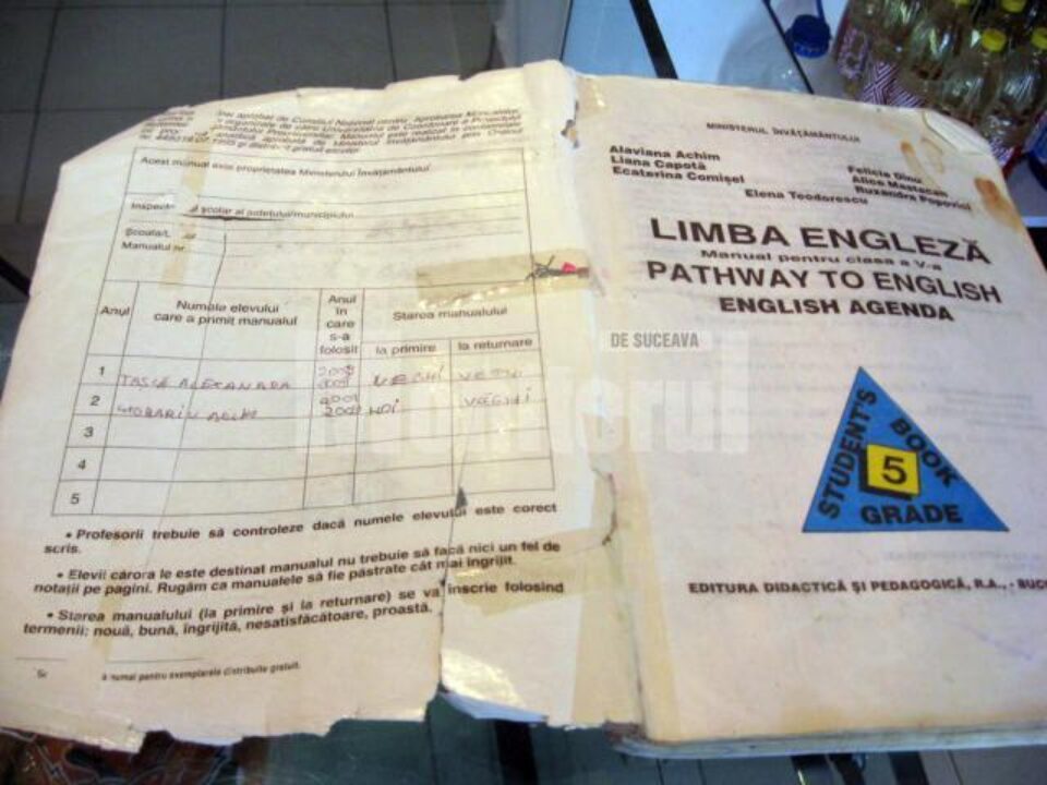 Manual primit de la școală de o elevă din clasa a V-a