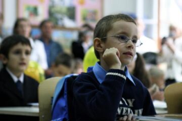Imnul național va fi intonat obligatoriu în fiecare zi de luni în toate sălile de clasă din învățământul primar și gimnazial. Foto: MEDIAFAX