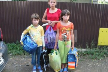 Ioana - Maria, Beatrice și Lenuța au primit ghiozdane, hăinuțe și câteva jucării