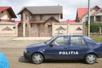 Mașina poliției în fața vilei lui Maximilian Croitoru