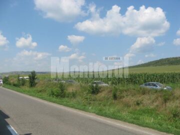 Șoferii blocați au ocolit E 85 pe un drum agricol