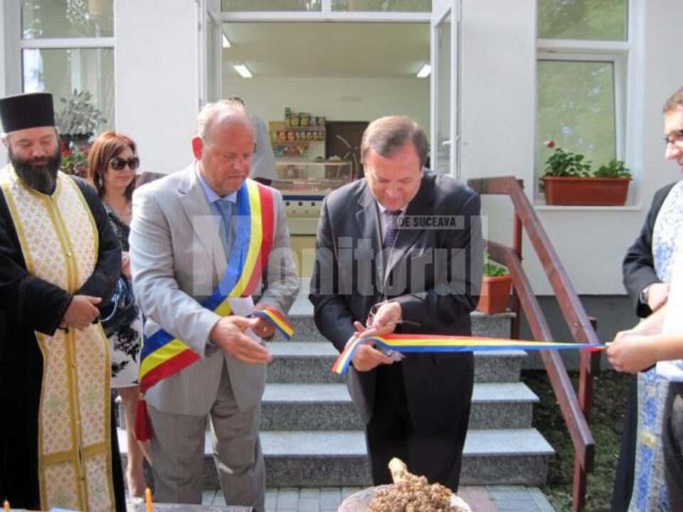 Primarul Aurel Olărean și președintele CJ Suceava, Gheorghe Flutur, inaugurând lucrările de modernizare a Parcului Zoologic din municipiul Rădăuți