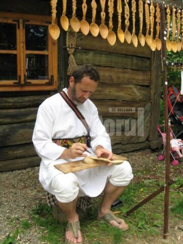 Meșterul cioplitor Viorel Marian, din Fălticeni
