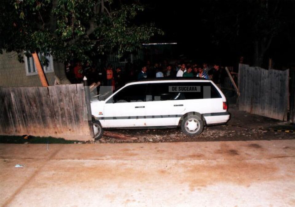 Mașina a intrat prin poartă și a lovit-o în plin pe fetița de opt ani care se juca alături de alți copii