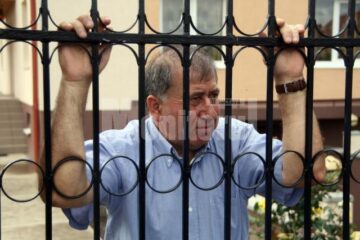 Au ieșit doi copii de la el din curte, alergând și strigând după lume Ajutor, tata moare”, povestește Ion Lucaci