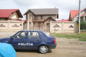 Mașina poliției în fața vilei lui Maximilian Croitoru