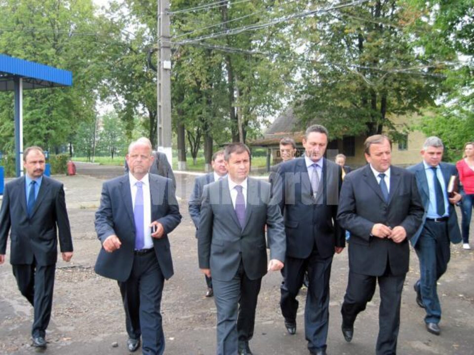 În vizita de ieri, Traian Igaș a fost însoțit de Gheorghe Flutur, președintele CJ Suceava, prefectul Sorin Arcadie Popescu și primarul Rădăuțiului, Aurel Olărean În vizita de ieri, Traian Igaș a fost însoțit de Gheorghe Flutur, președintele CJ Suceava, prefectul Sorin Arcadie Popescu și primarul Rădăuțiului, Aurel Olărean